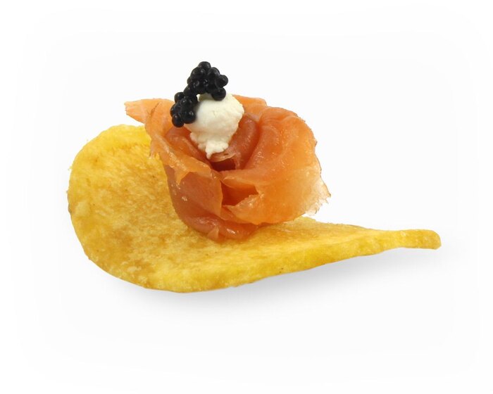 Canapé de salmón con caviar sobre patata Rubio