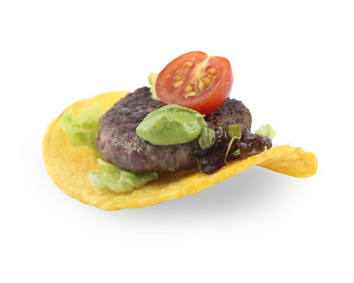 Canapé de solomillo con tomate sobre patata Rubio