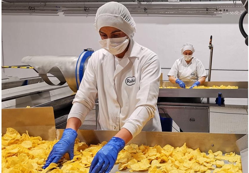 Equipo de Patatas Rubio en la planta de Bullas